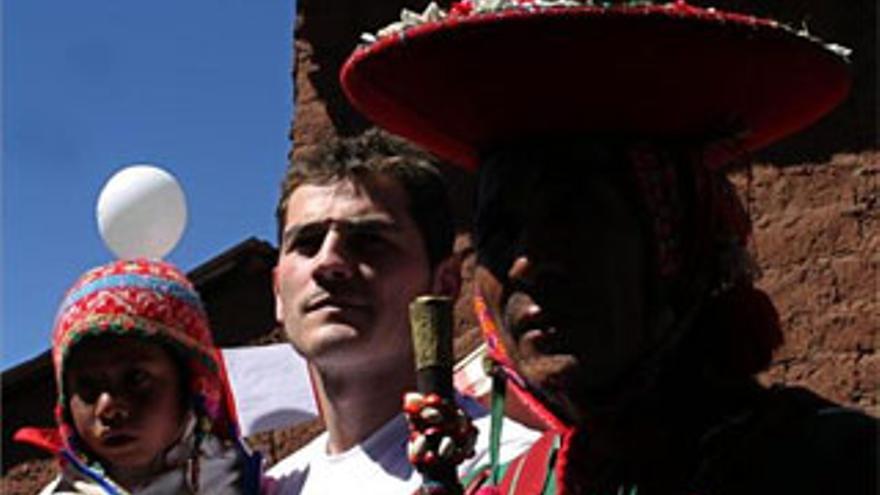 Casillas y Butragueño visitan a los niños de la alta sierra peruana