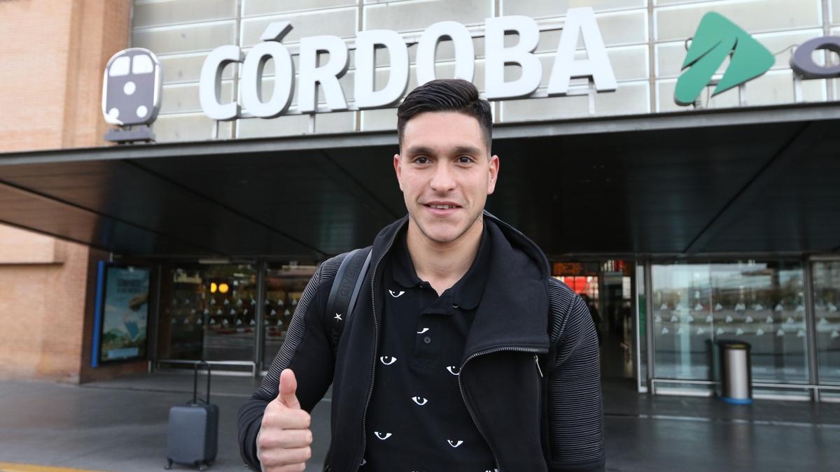 Jesús Valentín, en la estacion central de Córdoba, tras su fichaje por el equipo blanquiverde.