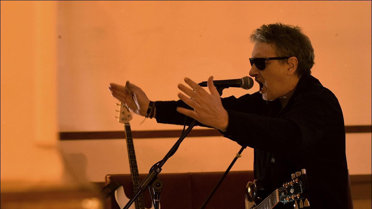 El compositor, guitarrista y vocalista de punk rock español Miguel Costas.
