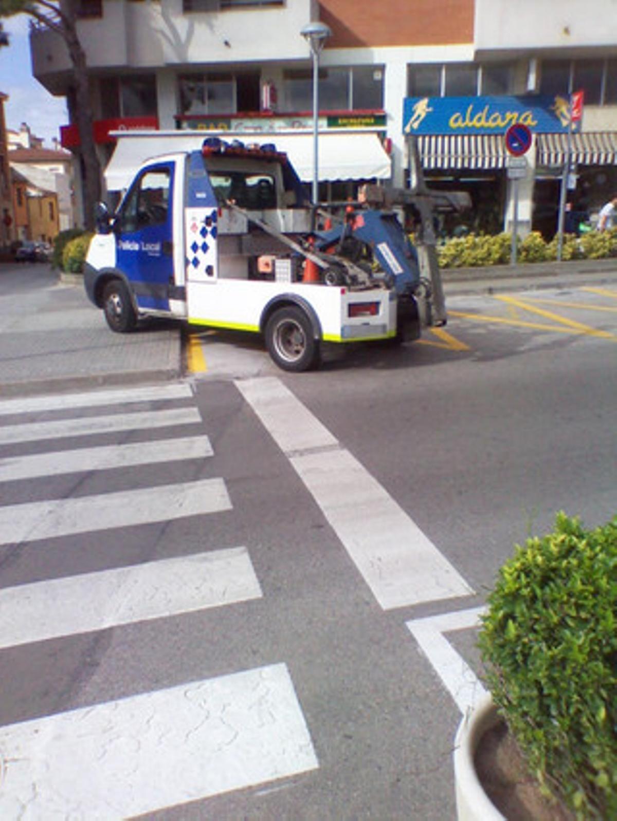 Ostensible mal exemple de la grua. No estaria malament que l’autoritat municipal de Palafrugell i els organismes que en depenen donessin un mínim exemple a l’hora d’aparcar. La grua de la foto (feta el 5 de febrer a la plaça de Camp d’en Prats) ocupa mitja vorera de forma ostensible. En canvi, si un ciutadà deixa el seu vehicle uns minuts en una zona de càrrega i descàrrega, la grua se l’emporta de seguida. El que imposa les normes ha de ser el primer de complir-les.