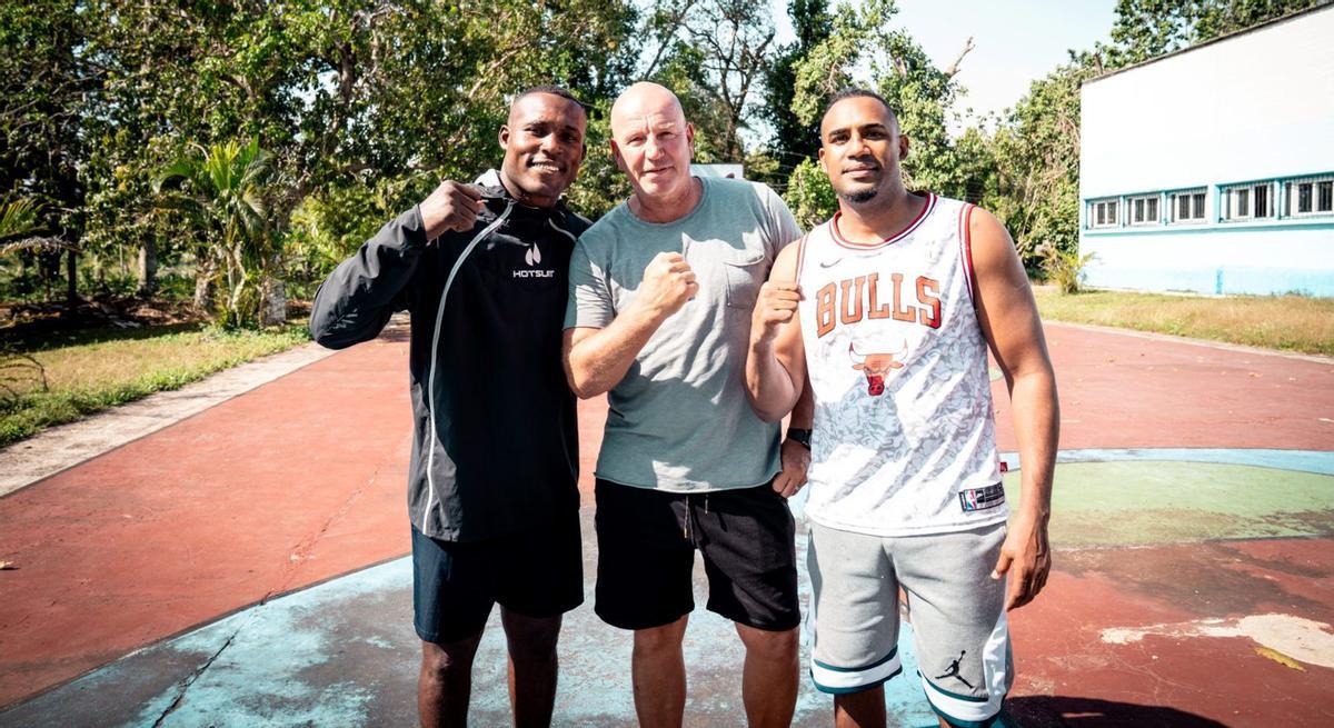 Ingo Volckmann (Mitte) mit den Olympiasiegern Julio César La Cruz (links) und Arlen López, die derzeit auf der Insel trainieren. | FOTO: AGON SPORTS