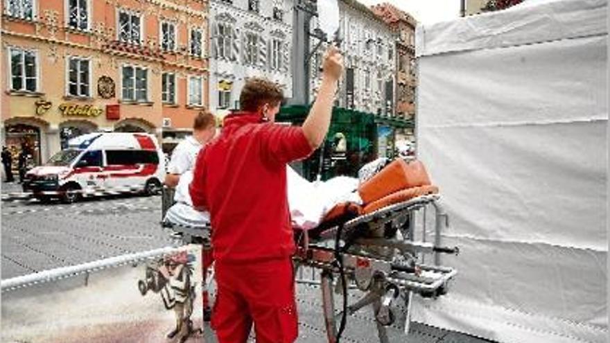 Metges assistint una de les victimes al carrer cèntric de Graz, on es va produir el succés.