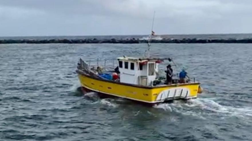 Barco de apoyo a los buzos para reparar la tubería submarina entre Lanzarote y La Graciosa.
