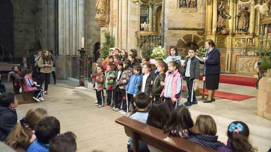 Un momento de la ofrenda en el altar de Santa María.