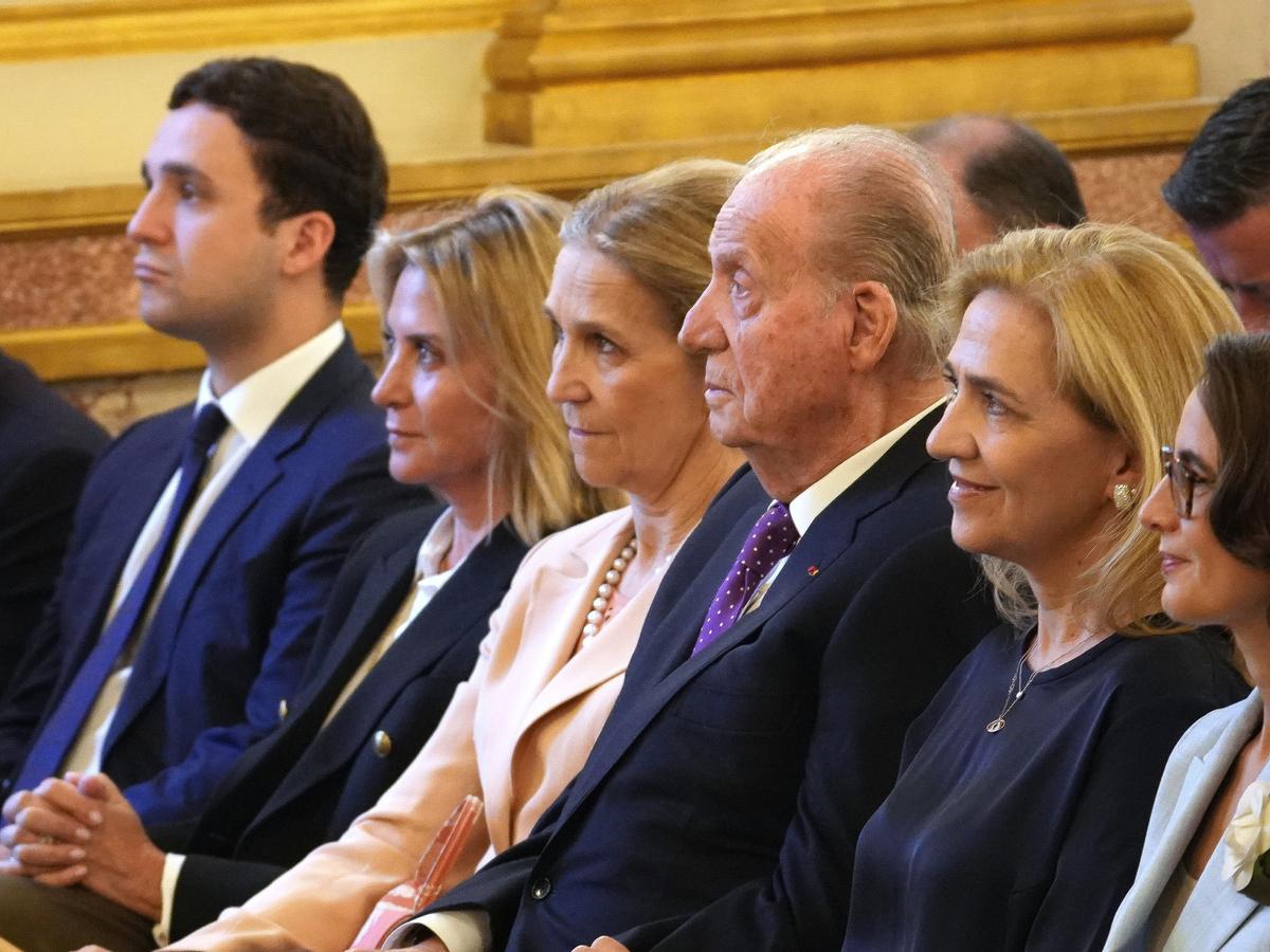 El Rey emérito Juan Carlos I, acompañado de las Infantas Elena (4i) y Cristina (i) y su nieto Felipe Juan Froilán de Marichalar (2i),durante la entrega de un premio literario por su libro de memorias, en la Asamblea Nacional francesa, a 11 de abril de 2026, en París (Francia). El rey emérito Juan Carlos I recibe el galardón por su libro de memorias 'Reconciliación', escrito junto a la autora Laurence Debray.. El Rey emérito Juan Carlos I, acompañado de las Infantas Elena (4i) y Cristina (i) y su nieto Felipe Juan Froilán de Marichalar (2i),durante la entrega de un premio literario por su libro de memorias, en la Asamblea Nacional francesa, a 11 de abril de 2026, en París (Francia). El rey emérito Juan Carlos I recibe el galardón por su libro de memorias 'Reconciliación', escrito junto a la autora Laurence Debray..