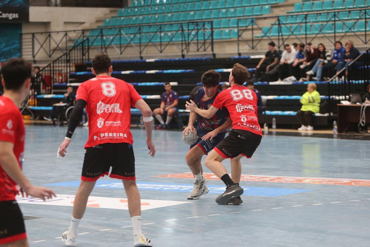 Juan Pereira defiende ante un jugador del Luceros.