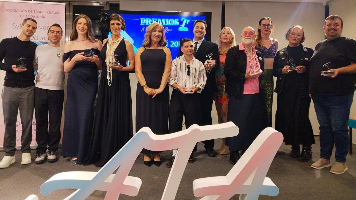 Ximo López, a la derecha, con los premiados y organizadores.