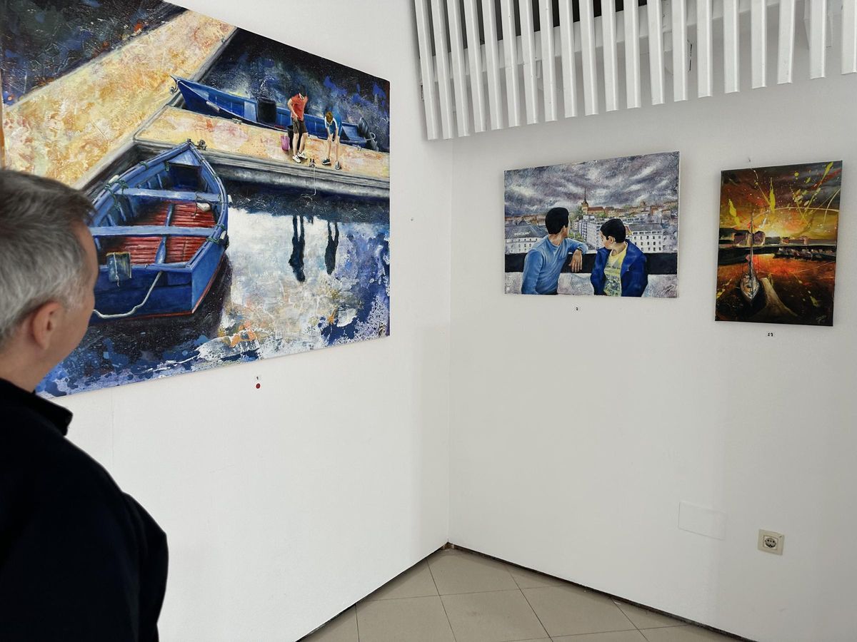 El artista luarqués con parte de sus obras dedicadas a Luarca.