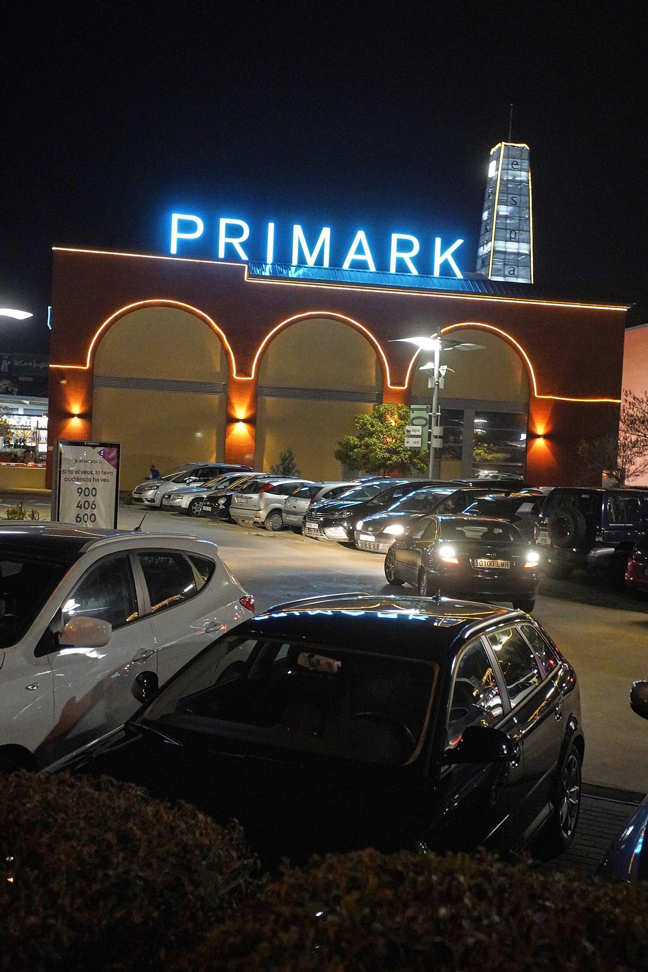 Primark ja il·lumina el rètol de la futura botiga de Salt