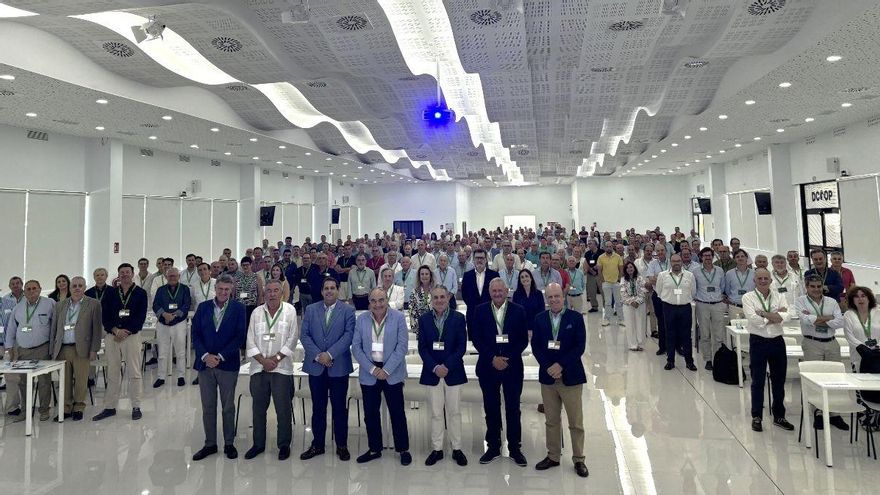Participantes en la asamblea, celebrada en la sede de Dcoop en Antequera.