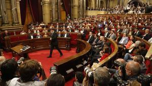 Carles Puigdemont se dispone a intervenir en el Parlament.