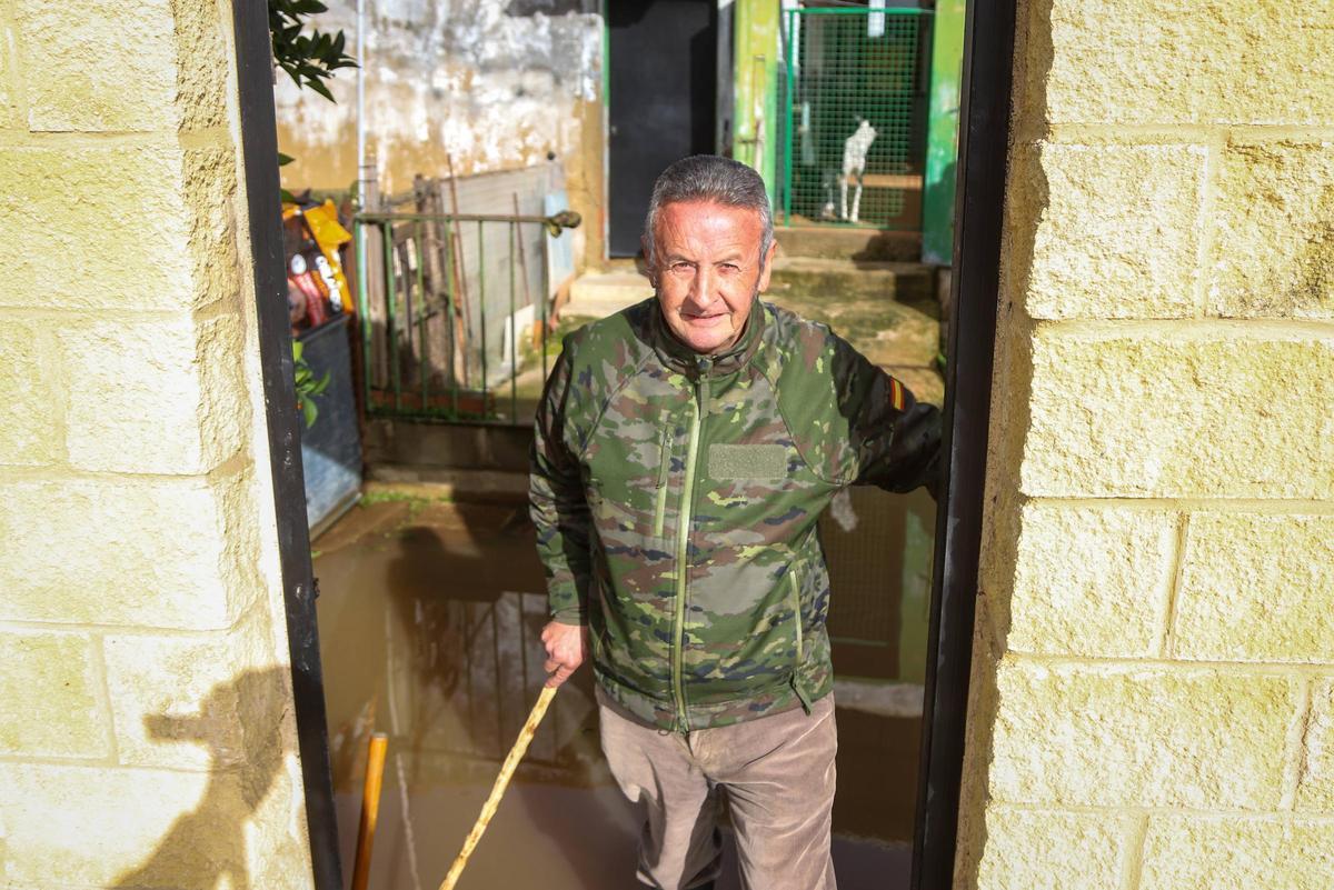 Rodrigo en el patio donde guarda dos perros.