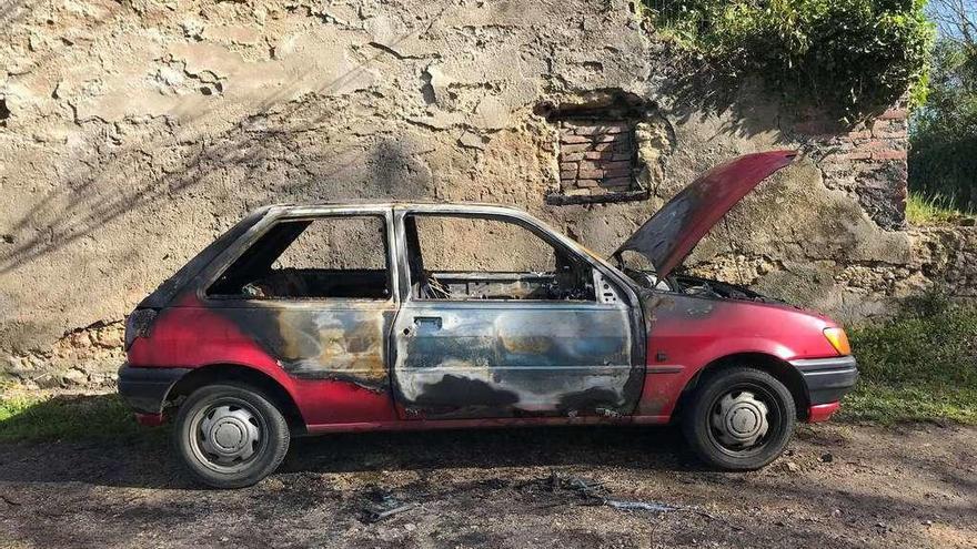 Arde de madrugada en Colloto un coche que había sido robado en Noreña