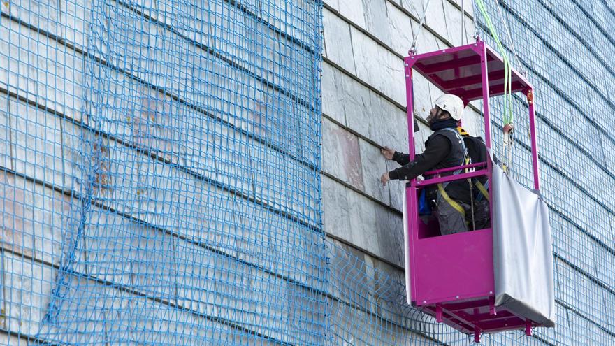 Pruebas técnicas definirán el proyecto de rehabilitación en la fachada de la Domus tras tres años tapada por una malla