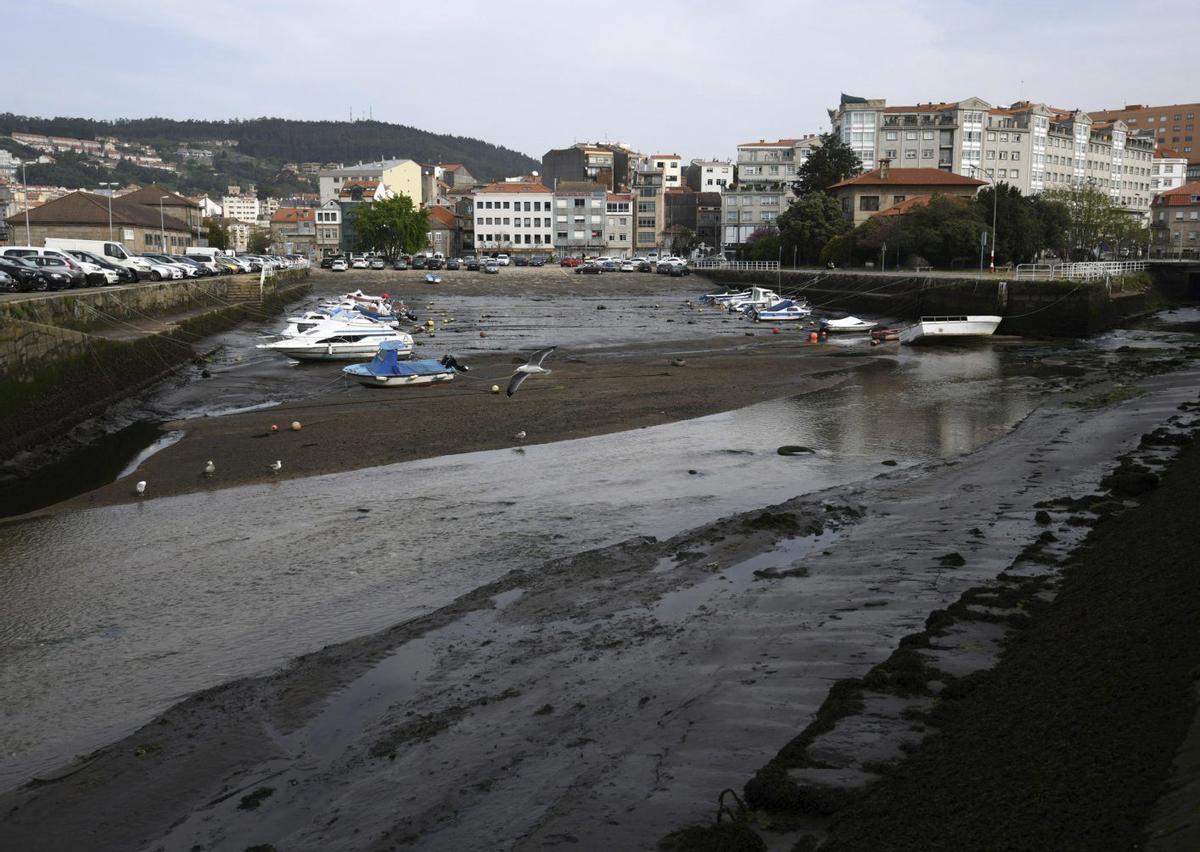 El puerto de As Corvaceiras, con los barcos «en seco» ante la acumulación de lodos.