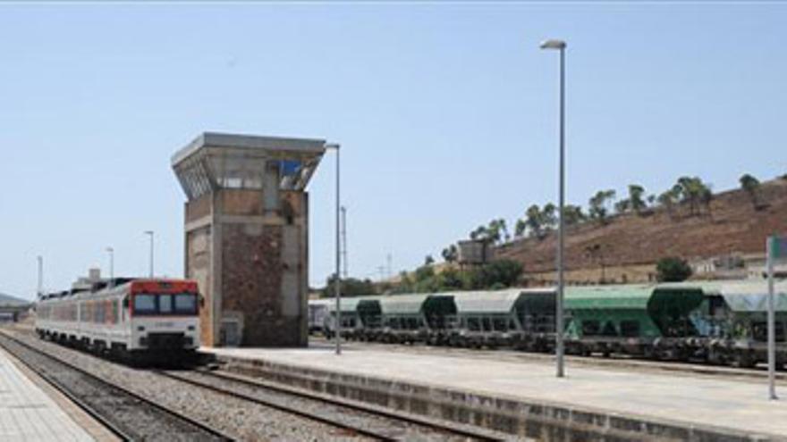 El consejero de Fomento reivindica las inversiones para mejorar las infraestructuras ferroviarias en Extremadura