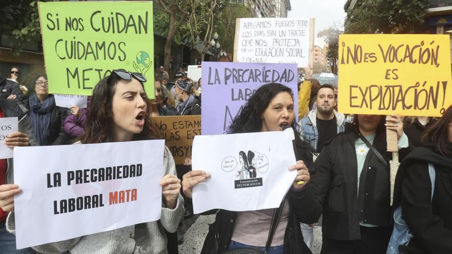 Protesta de educadores sociales en Alicante tras el asesinato de su compañera Belén en Badajoz. | PÎLAR CORTÉS