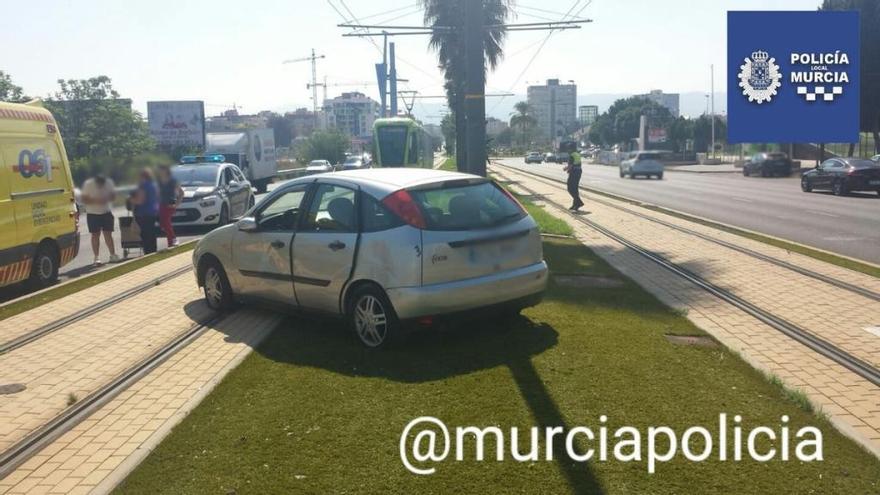 Un coche corta el paso del tranvía en Juan Carlos I