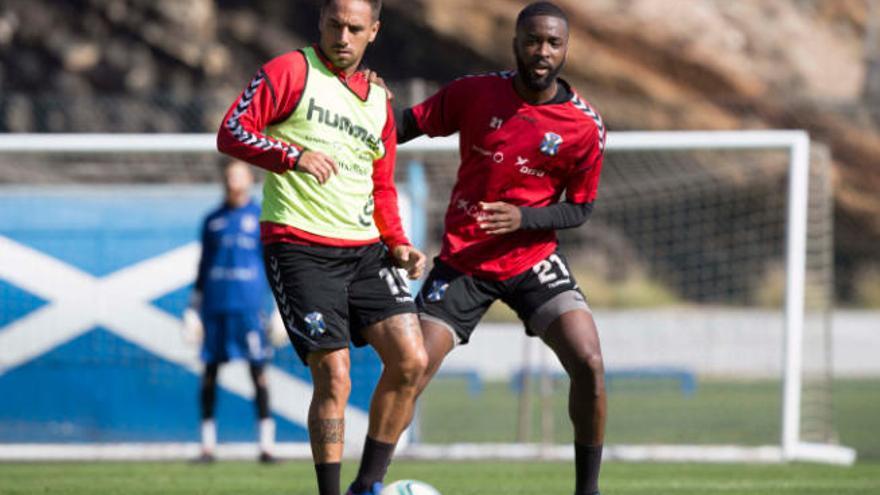 Shaq Moore, junto a Suso Santana, en un entrenamiento desarrollado en El Mundialito.