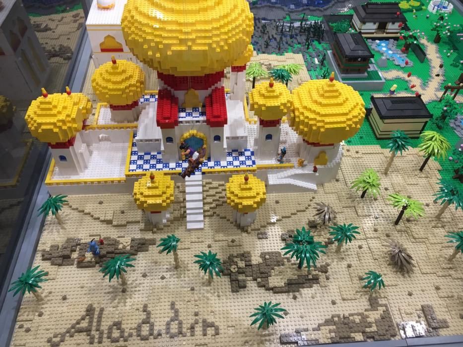 Desde el 16 de junio y hasta que acabe el verano, el 22 de septiembre, la muestra de maquetas de Lego podrá visitarse en el Muelle Uno de Málaga capital.