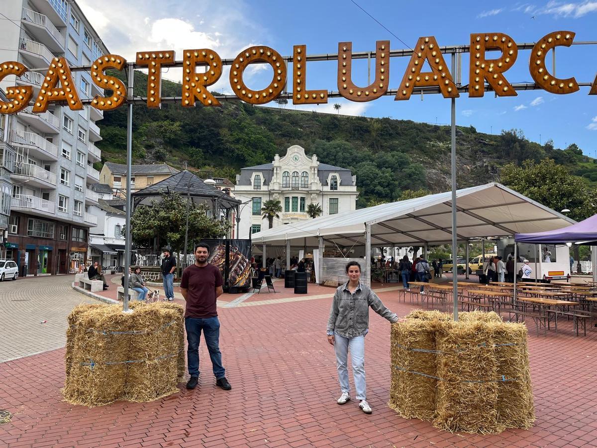 El concejal de Turismo, Ismael González, y la concejala de Ferias, Andrea Magdaleno, en una pasada edición de GastroLuarca.