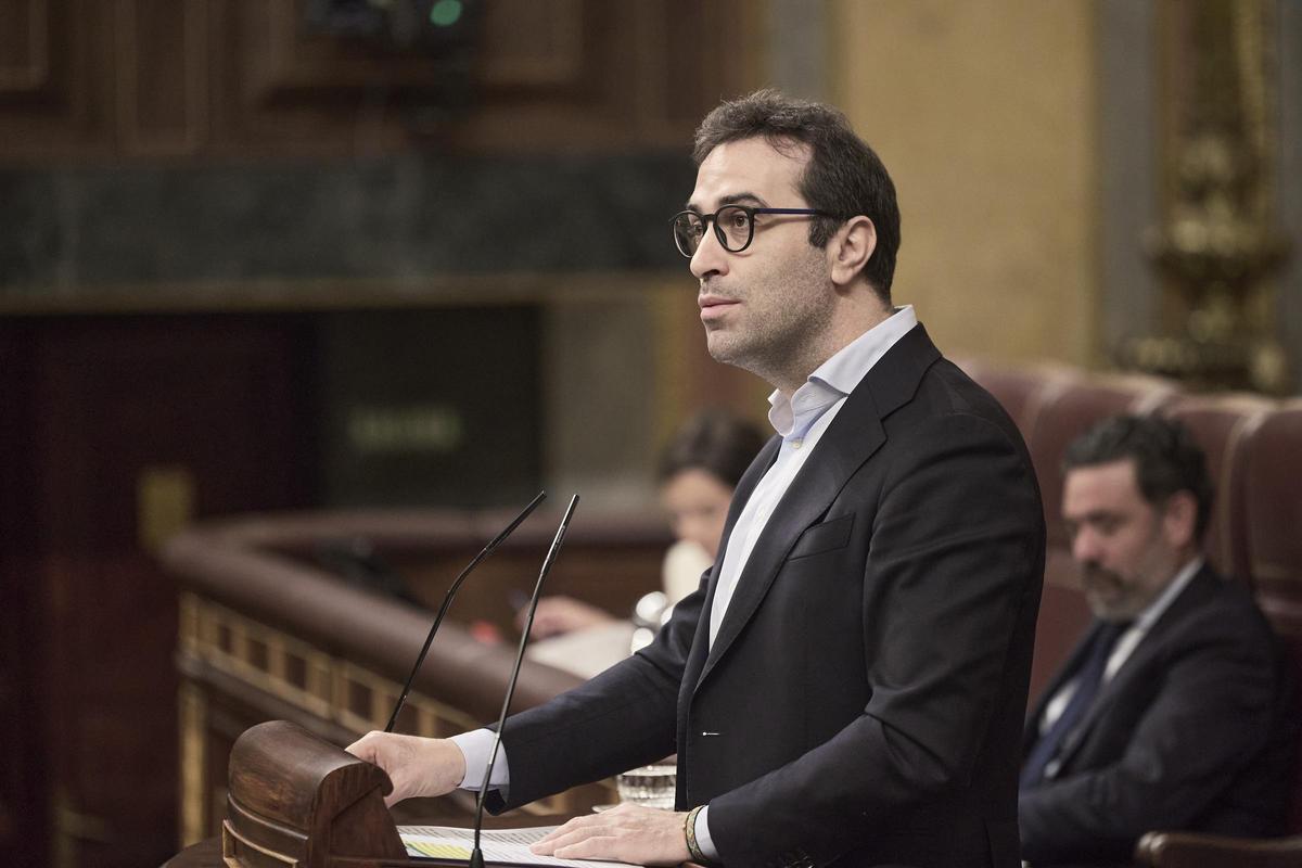 El vicepresidente y ministro de Economía, Carlos Cuerpo, en el pleno del Congreso.