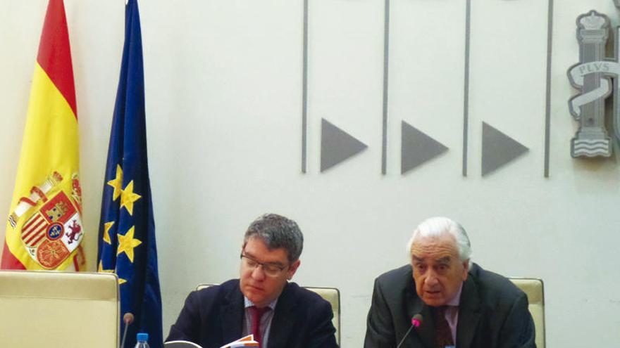 El ministro de Energía, Álvaro Nadal, y Peña, al presentar el informe.