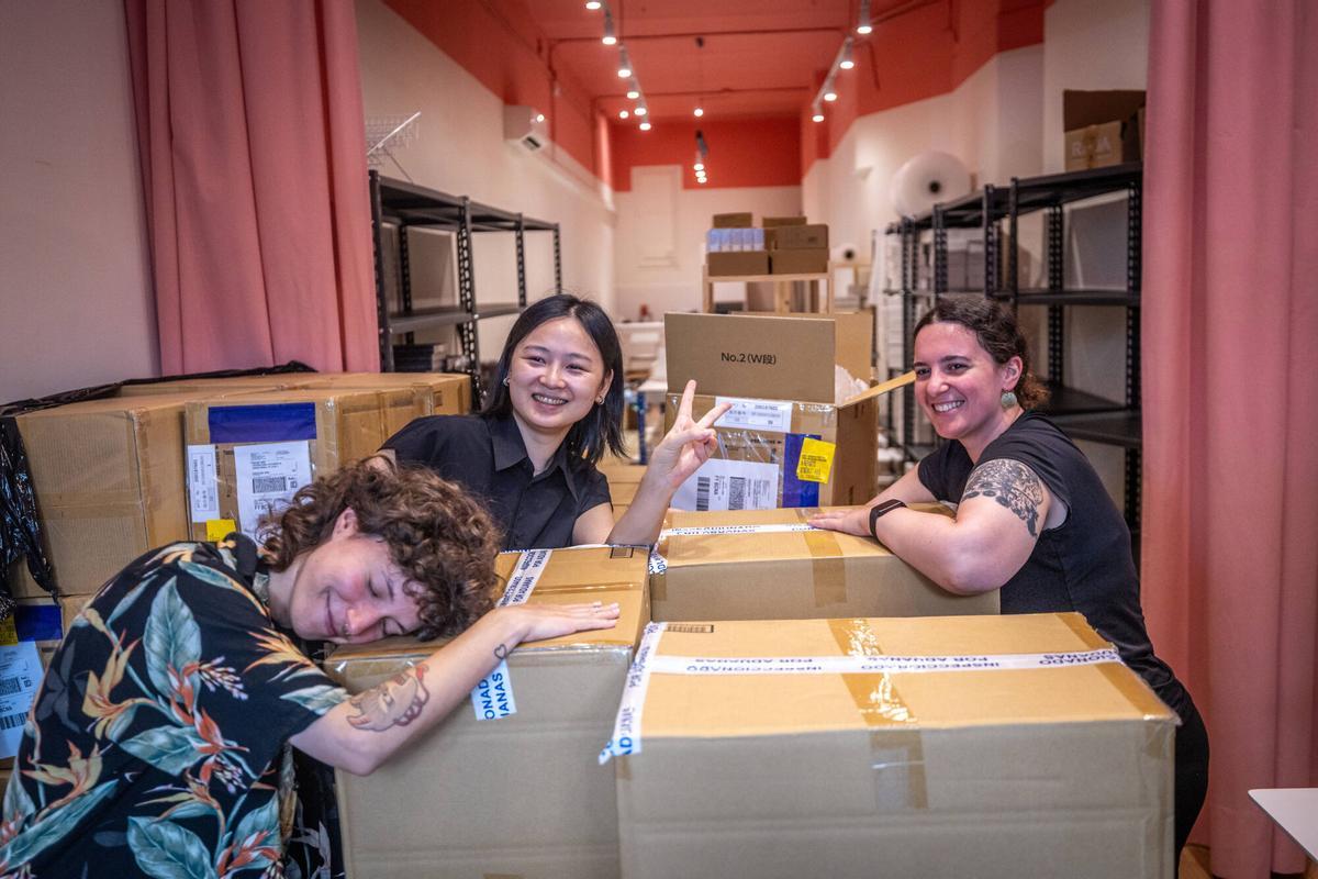 Barcelona 03/09/2025 On Barcelona Fotos para la Contra. JingJing Yang, fundadora de la papelería Entropía. Es el único punto oficial de venta en España de las Hobonichi,agendas japonesas virles con lista de espera. AUTOR: JORDI OTIX