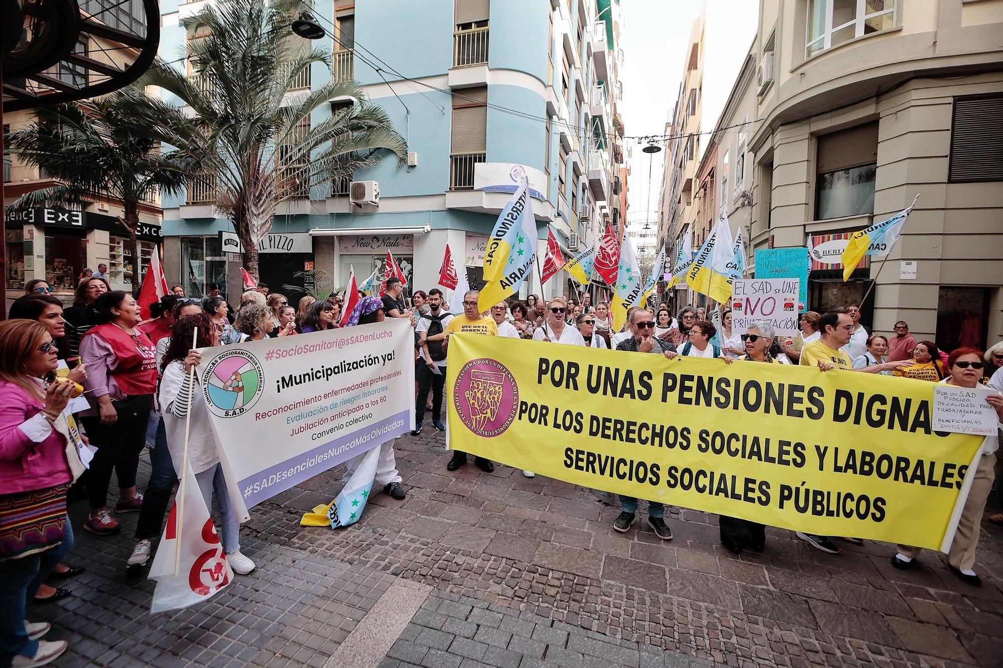Concentración a las puertas del Parlamento contra el modelo de ayuda a domicilio