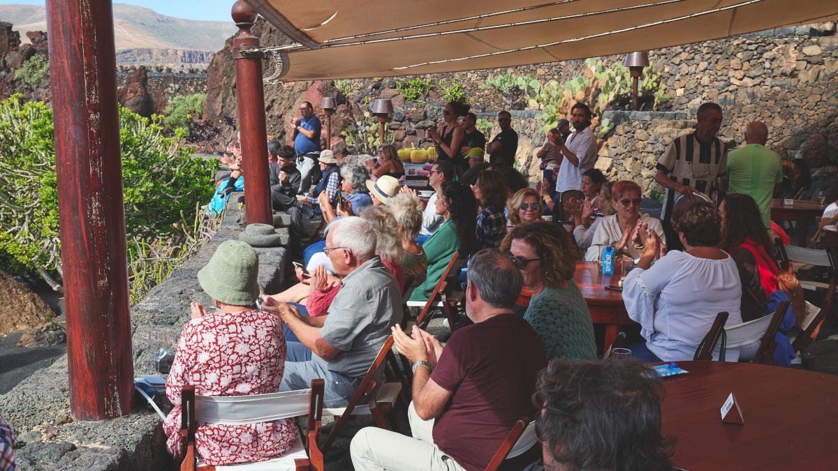 Público asistente al concierto de piano en el Jardín de Cactus.