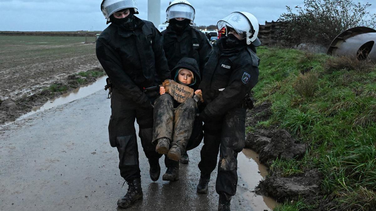 Agentes alemanes desalojan a una activista climática en Lützerath.