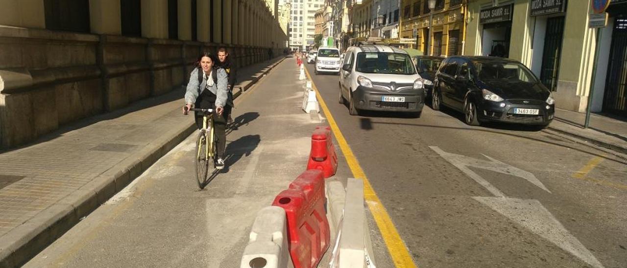 La calle Alicante con las vallas colocadas para la construcción del nuevo carril bici.