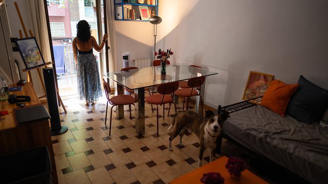 Andrea, 50 años, vive en una habitación de alquiler: "Comparto piso para poder darme algún capricho y no solo llegar a fin de mes"