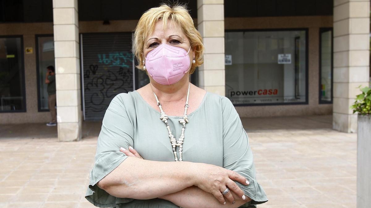 Fina García: «Yo, si no tengo a nadie al lado y si no estoy con gente, me la suelo quitar porque en días como hoy (por ayer, con tanto calor) es agobiante llevar la mascarilla. Pero veo normal llevarla en sitios cerrados aunque estemos vacunados. Si la quitan en sitios exteriores es entendible, sobre todo por el calor; pero en el transporte público yo la seguiré llevando. Y los niños también la llevan aunque tengan menos de 6 años y no sea obligatorio para ellos»