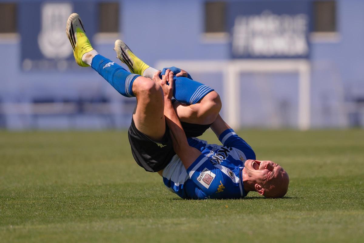 Javier Rentero se queja de un golpe en la pierna derecha, en la que luego sufrió el pisotón, en Alcorcón.