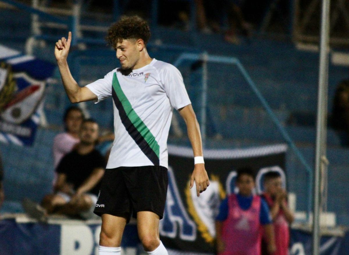 Simo celebra su gol ante el Linares.