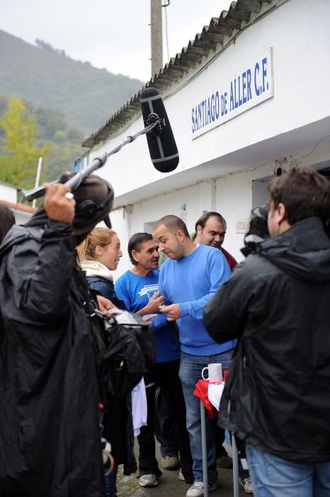 Grabación de un programa de televisión en el campo del Santiago de Aller