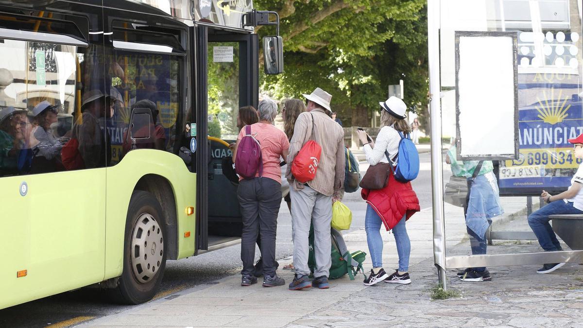 Pasajeros en el autobús que va al aeropuerto en la parada de San Roque
