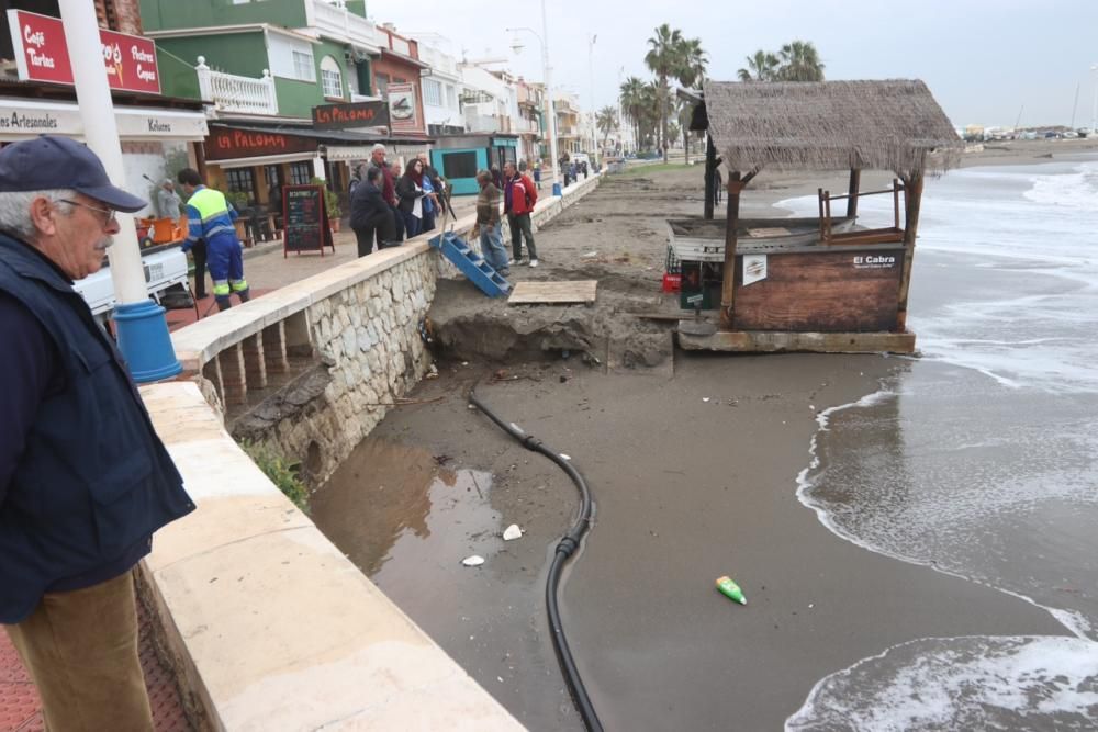 Operarios municipales trabajan limpiando y adecentando las calles y el paseo marítimo de Pedregalejo.