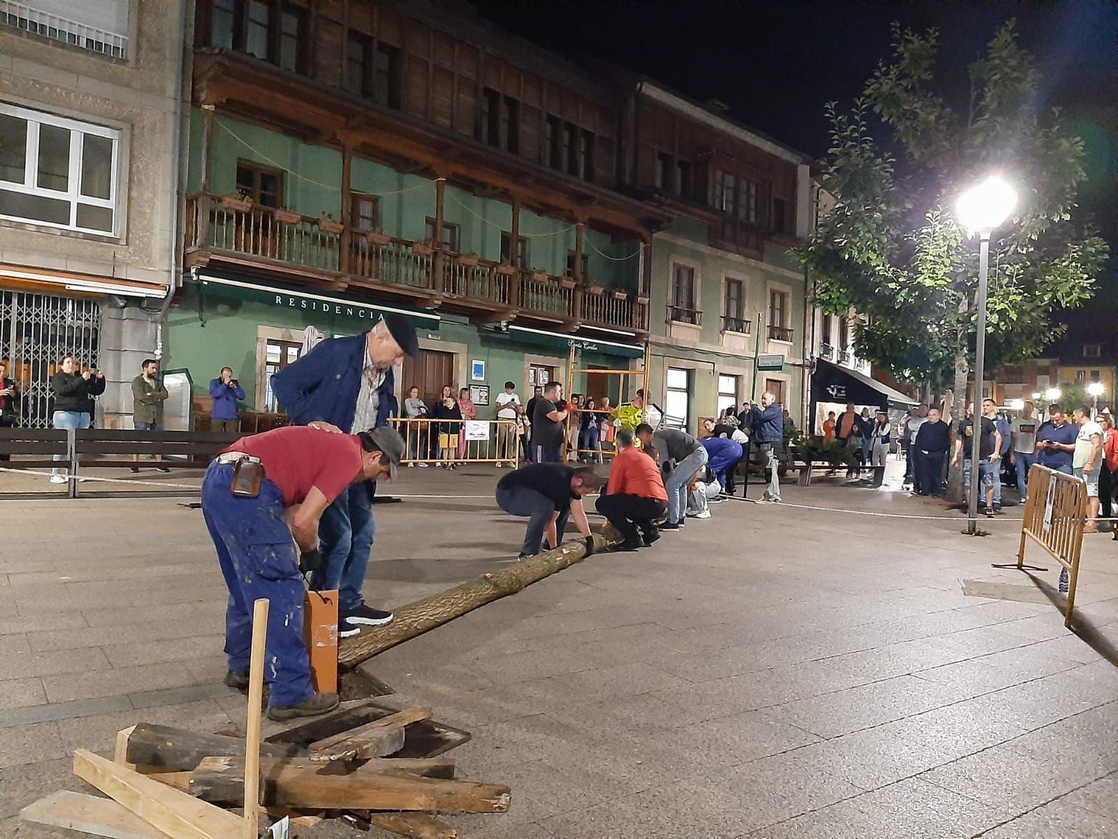 Los casados de la Pola plantan el roble: así ha sido la víspera de San Pedro