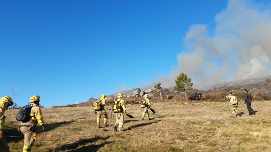 El incendio de Hermisende quema unas 90 hectáreas en la Sierra Gamoneda