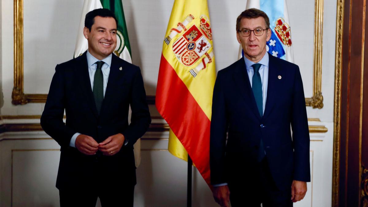 El presidente de la Junta de Andalucía, Juanma Morenoy el presidente de la Xunta de Galicia, Alberto Núñez Feijóo durante un encuentro en Sevilla