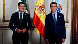 El presidente de la Junta de Andalucía, Juanma Moreno, y el presidente de la Xunta de Galicia, Alberto Núñez Feijóo, en Sevilla, el pasado 22 de octubre. 