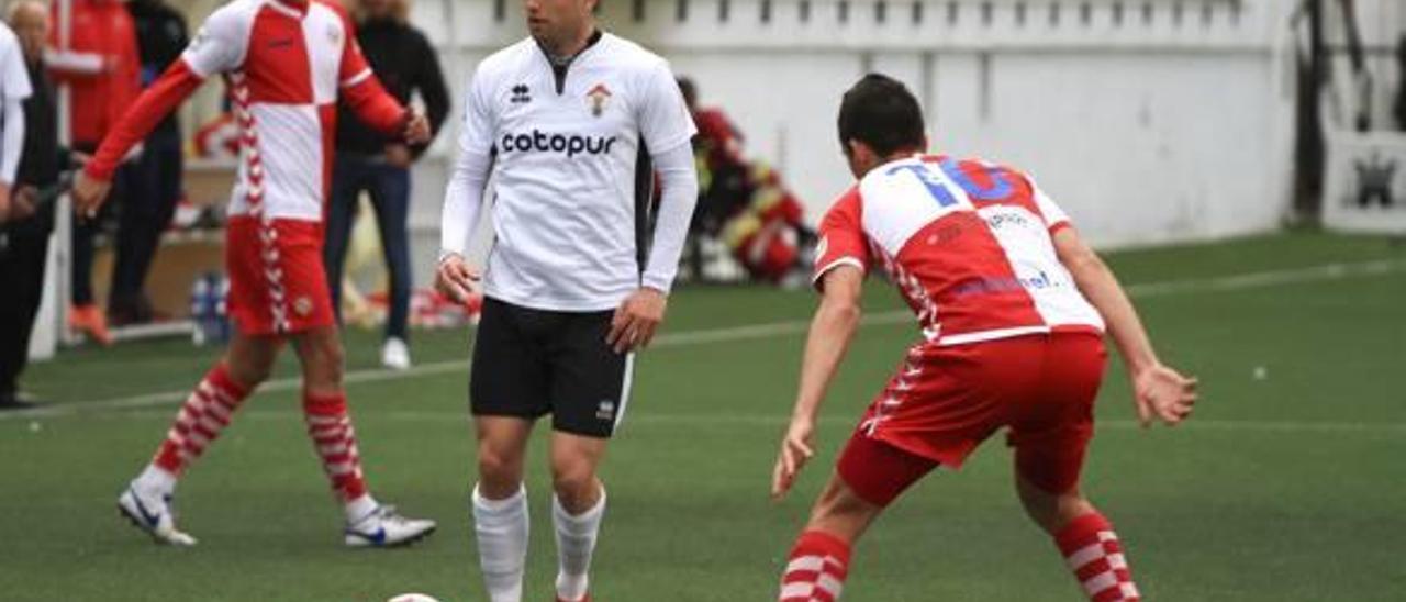 El Ontinyent CF se rehace en Peralada aunque continúa peleado con el gol