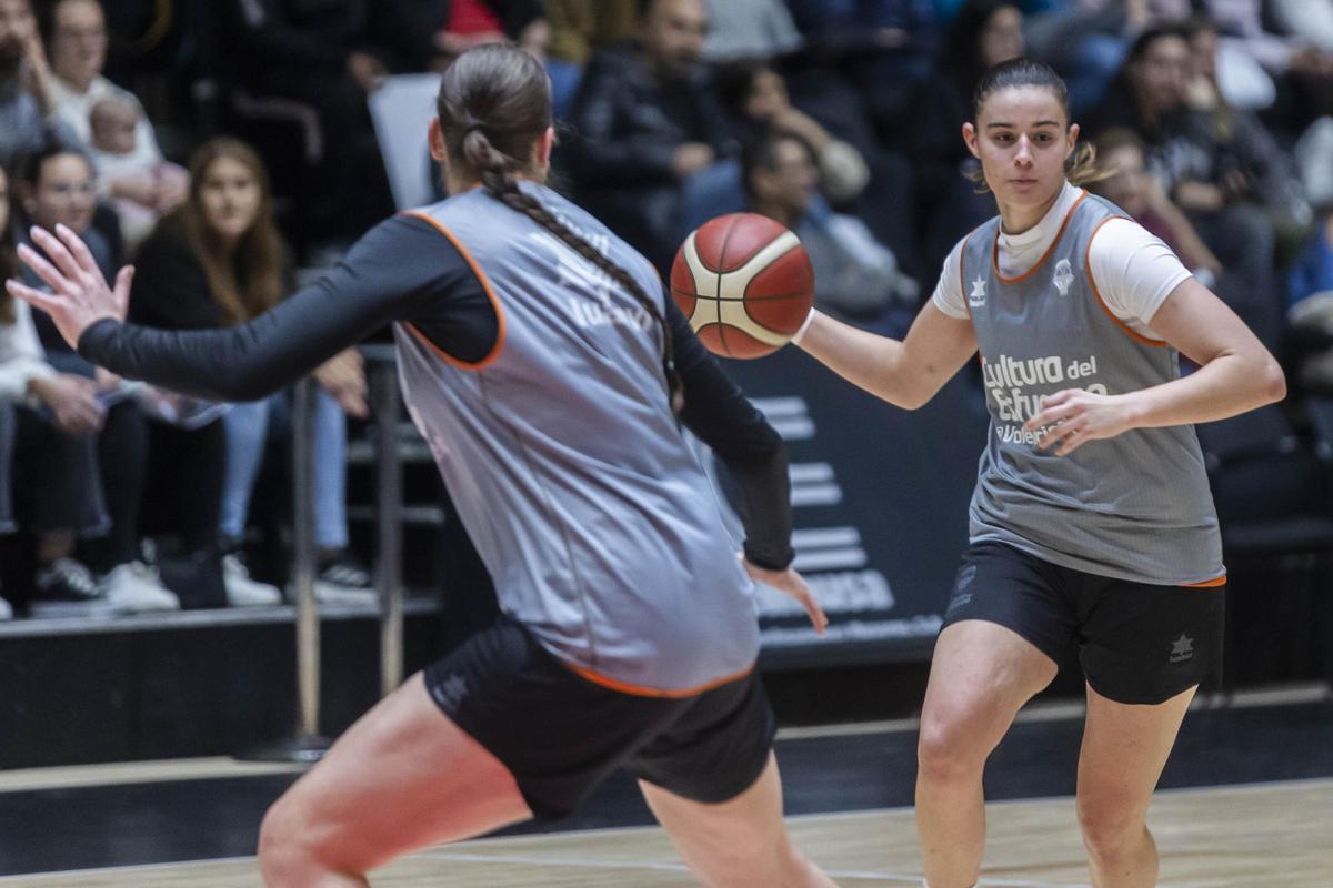 Entrenamiento abierto con la afición de Valencia Basket
