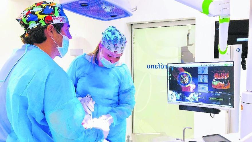 Dr. Caballero de Rodas en la primera cirugía con el navegador X-Guide en Canarias. | lp