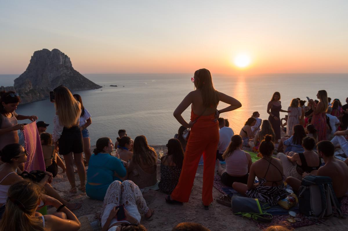 Grupos de personas disfrutan del atardecer en la Cala dHort