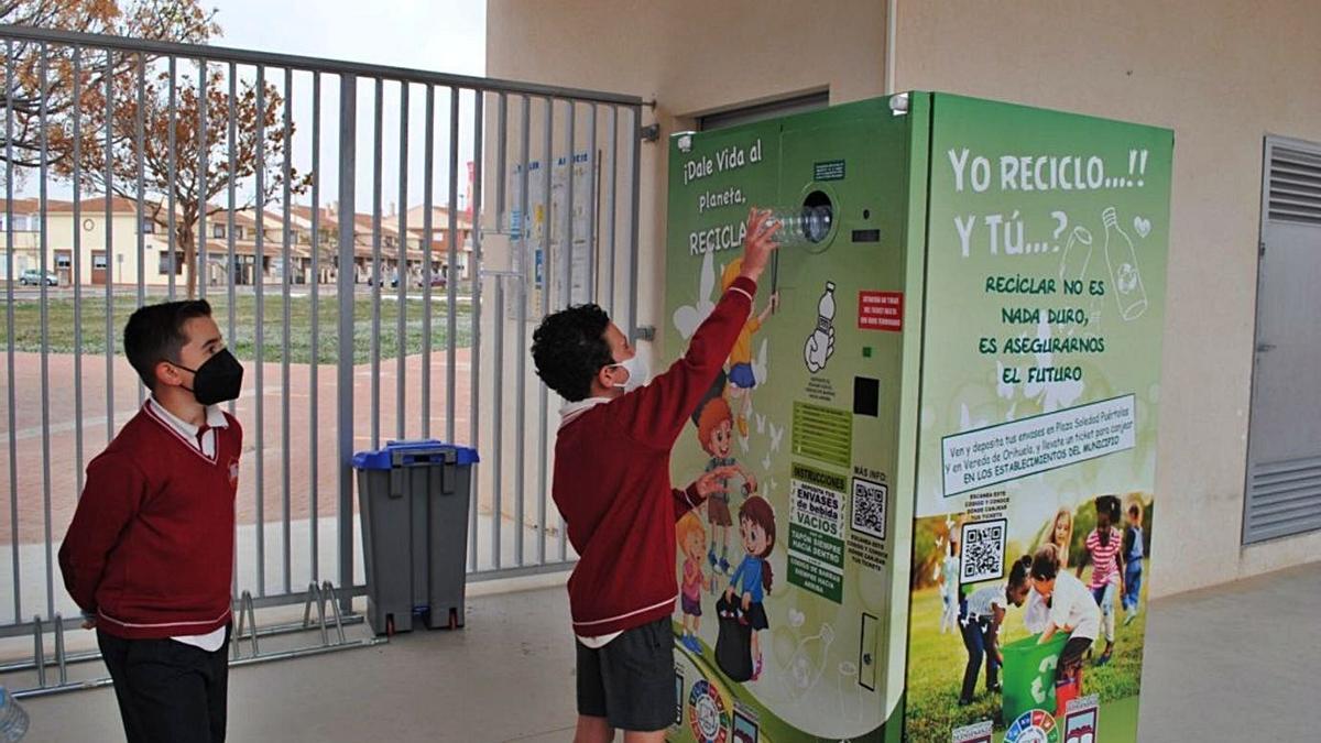 Un alumno utiliza la máquina de reciclaje. | L. O: