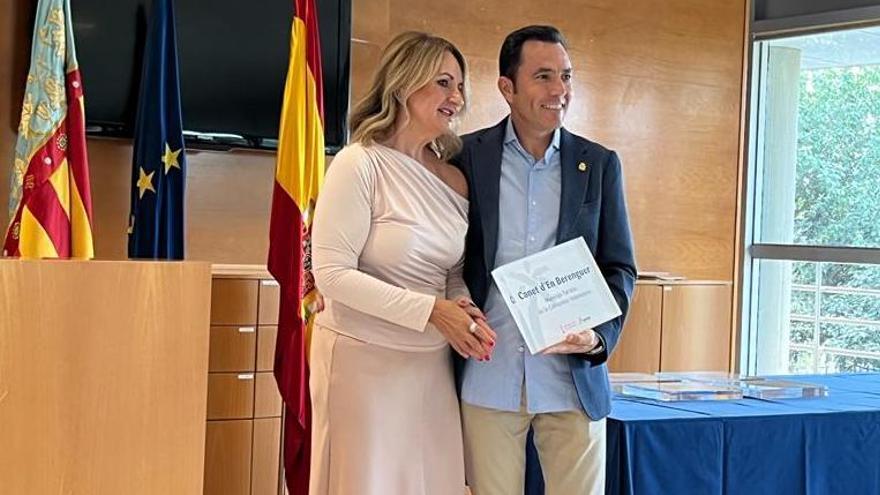 La consellera y el alcalde, en la entrega.