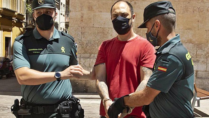 Jordan S., a su llegada a los juzgados de Xàtiva. | PERALES IBORRA